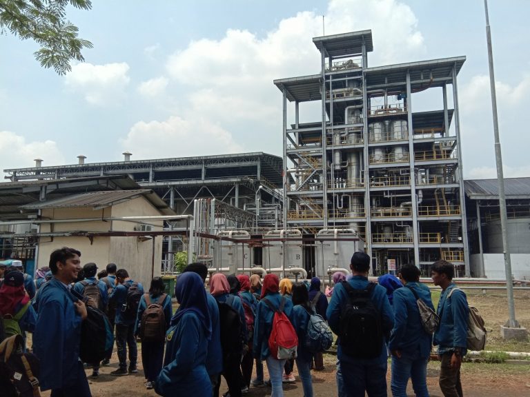 Mahasiswa Teknik Lingkungan ITATS belajar proses pembuatan Pupuk Cair Hayati di PT Energi Agro Nusantara