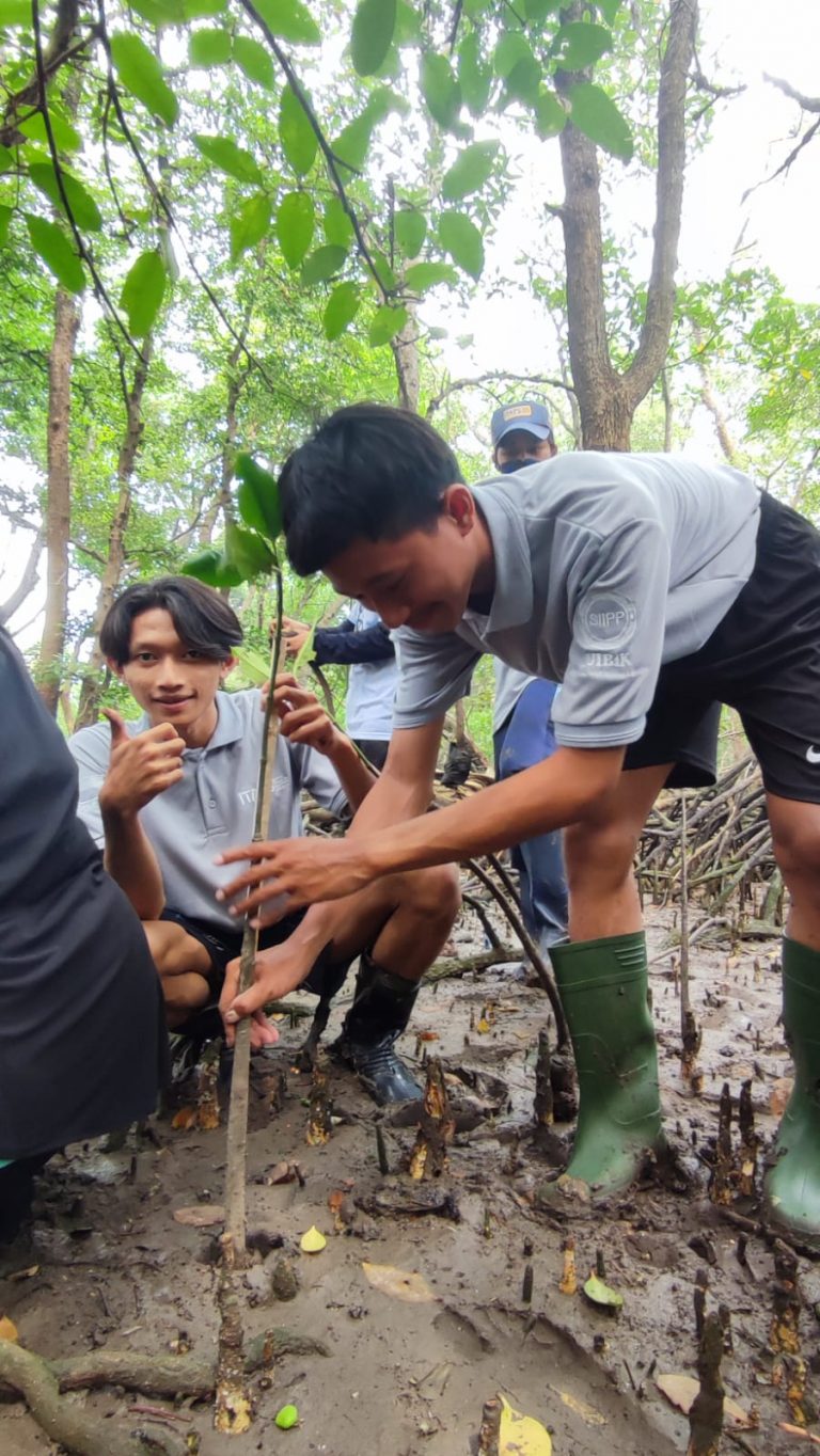 Bersama Pemkot Surabaya, Tanam Bibit Mangrove dan Clean Up Kawasan Mangrove Wonorejo