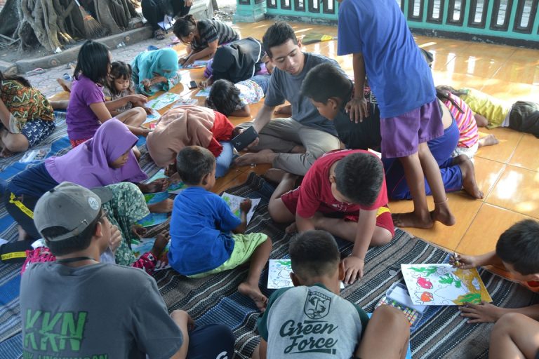 Kegiatan Edukasi Lingkungan bagi Anak-anak oleh Mahasiswa Teknik Lingkungan